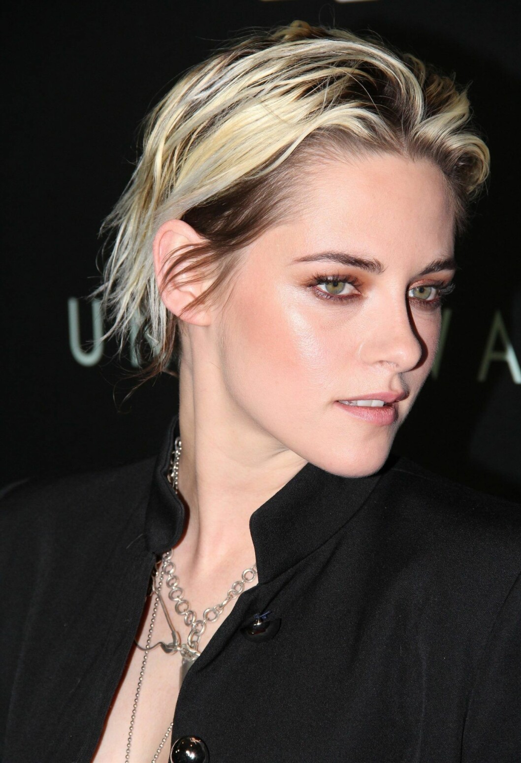 Kristen Stewart i en extremvariant bronde med mörka rötter och blekta längder. Kristen Stewart.