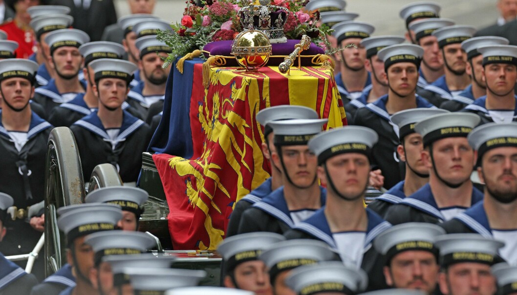 Drottningens kista fördes vid 11.30 från Westminster Hall till Westminster Abby där gudstjänsten hölls. Drottningens kista fördes vid 11.30 från Westminster Hall till Westminster Abby där gudstjänsten höll.