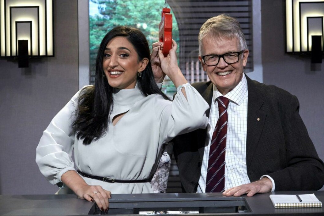 Parisa Amiri och parhästen Gunnar Wetterberg som kammat hem finalvinsten inte bara en, utan TVÅ gånger i SVT:s populära På Spåret. Parisa Amiri