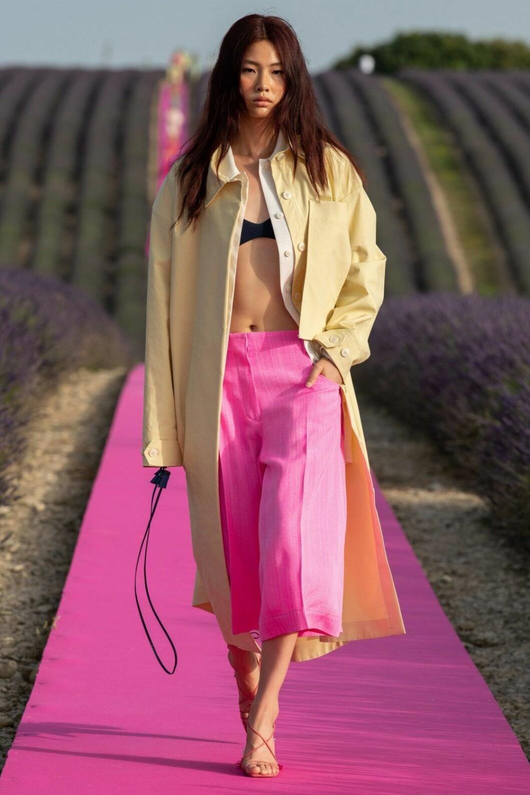 Rosa byxor och gul kappa från Jacquemus SS20.