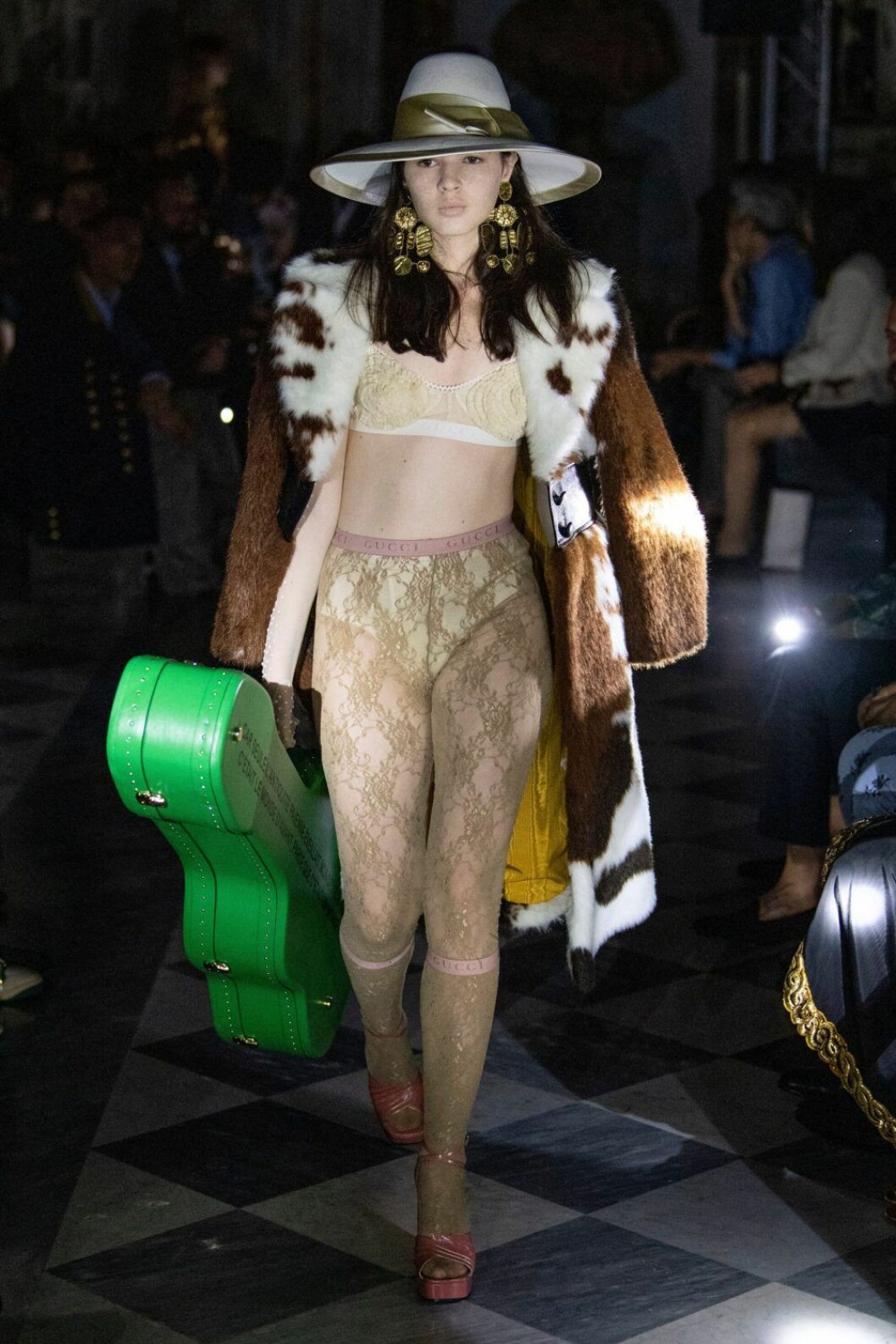 Spetsplagg på catwalken under Cruise 2020 hos Gucci.