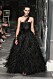 Christian Dior AW19/20, svart klänning med fjädrar.