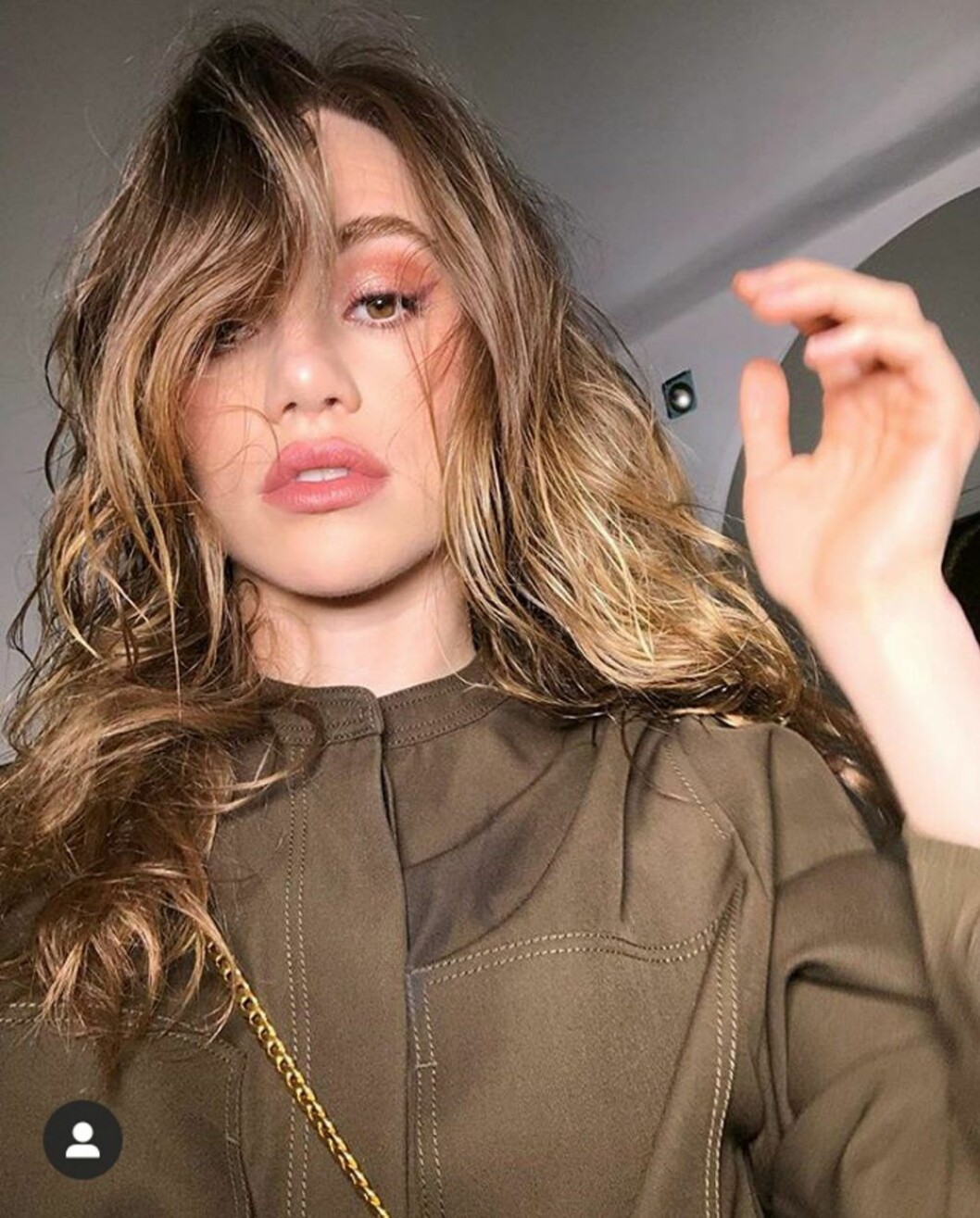 Suki Waterhouse i klassisk balayage-blekning. Suki Waterhouse.