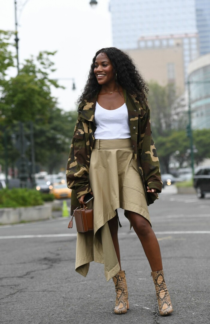 snygg outfit med armyjacka, asymmetrisk kjol och boots