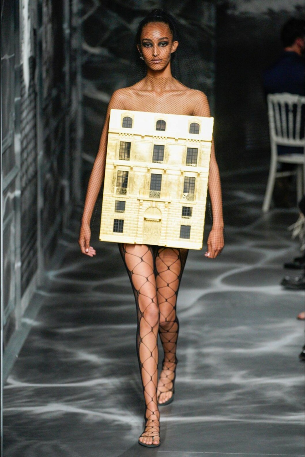 Christian Dior AW19/20, nätstrumpbyxor och en kreation som liknar ett hus.