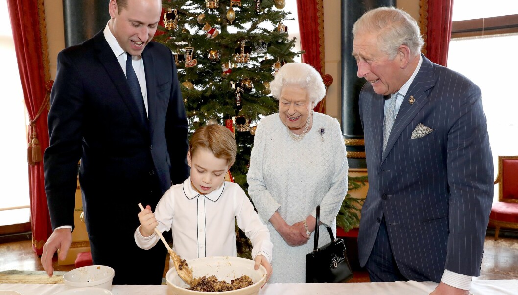 Bild från förra julen när prins William med sin lille son George, drottningen och prins Charles fixar ihop lite julpudding.