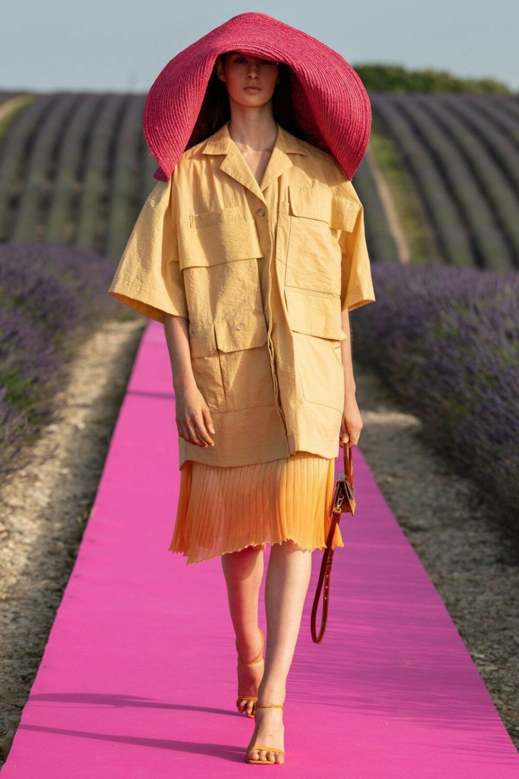 Stor rosa stråhatt från Jacquemus SS20.