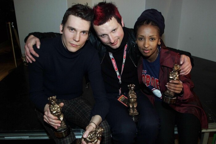 Året är 2001 och man känner ingen sorg för Göteborg, och it takes a fool to remain sane och bh:ar bränns! hålan hellström, ola salo och feven prisades under rockbjörnen 2001.