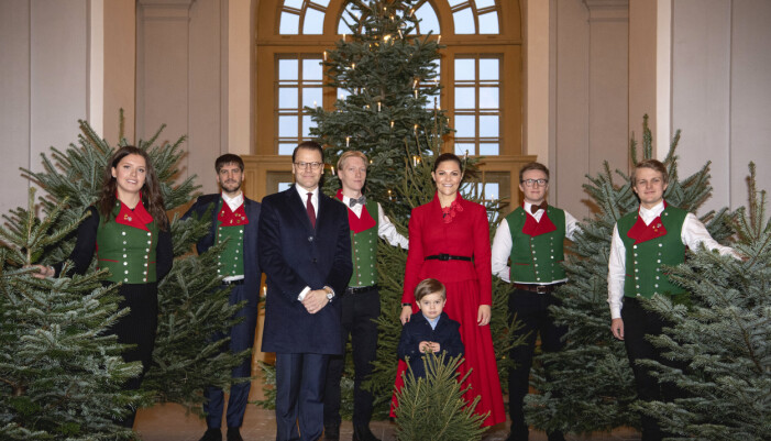 Kronprinsessan Victoria, prins Daniel och prins Oscar tar emot julgranar 2019.