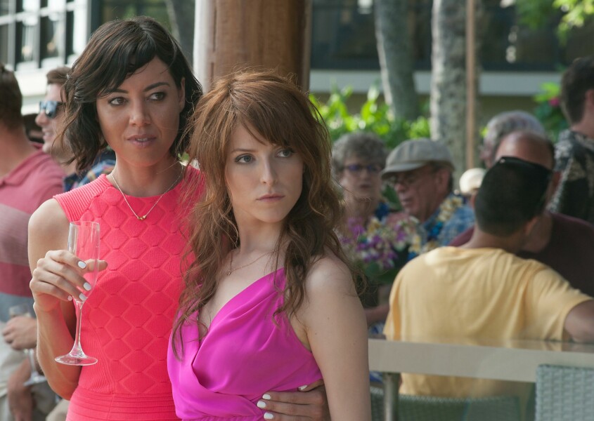 Aubrey Plaza tillsammans med Anna Kendrick i filmen <span class=" italic" data-lab-italic_desktop="italic">Mike and Dave need wedding dates</span> som släpptes 2016. Aubrey Plaza i filmen Mike and Dave need wedding dates tillsammans med Anna Kendrick.