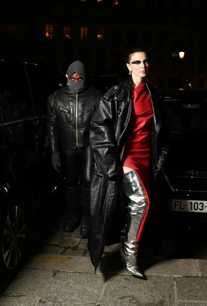 Och nu under modeveckan i Paris trippade Julia Fox runt i ett par likadana silverklackar tillsammans med Kanye.