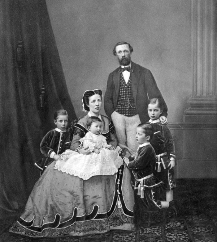 Oscar II och Sofia tillsammans med barnen, från vänster: prins Gustaf, prins Carl, prins Eugen och prins Oscar. Oscar II och Sofia tillsammans med barnen, från vänster: prins Gustaf, prins Carl, prins Eugen och prins Oscar