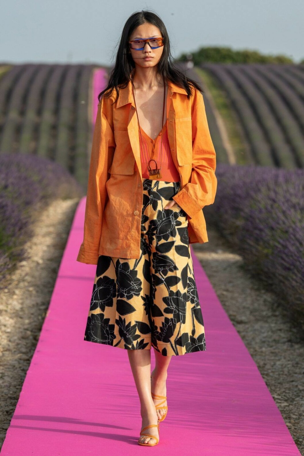Orange look från Jacquemus SS20.