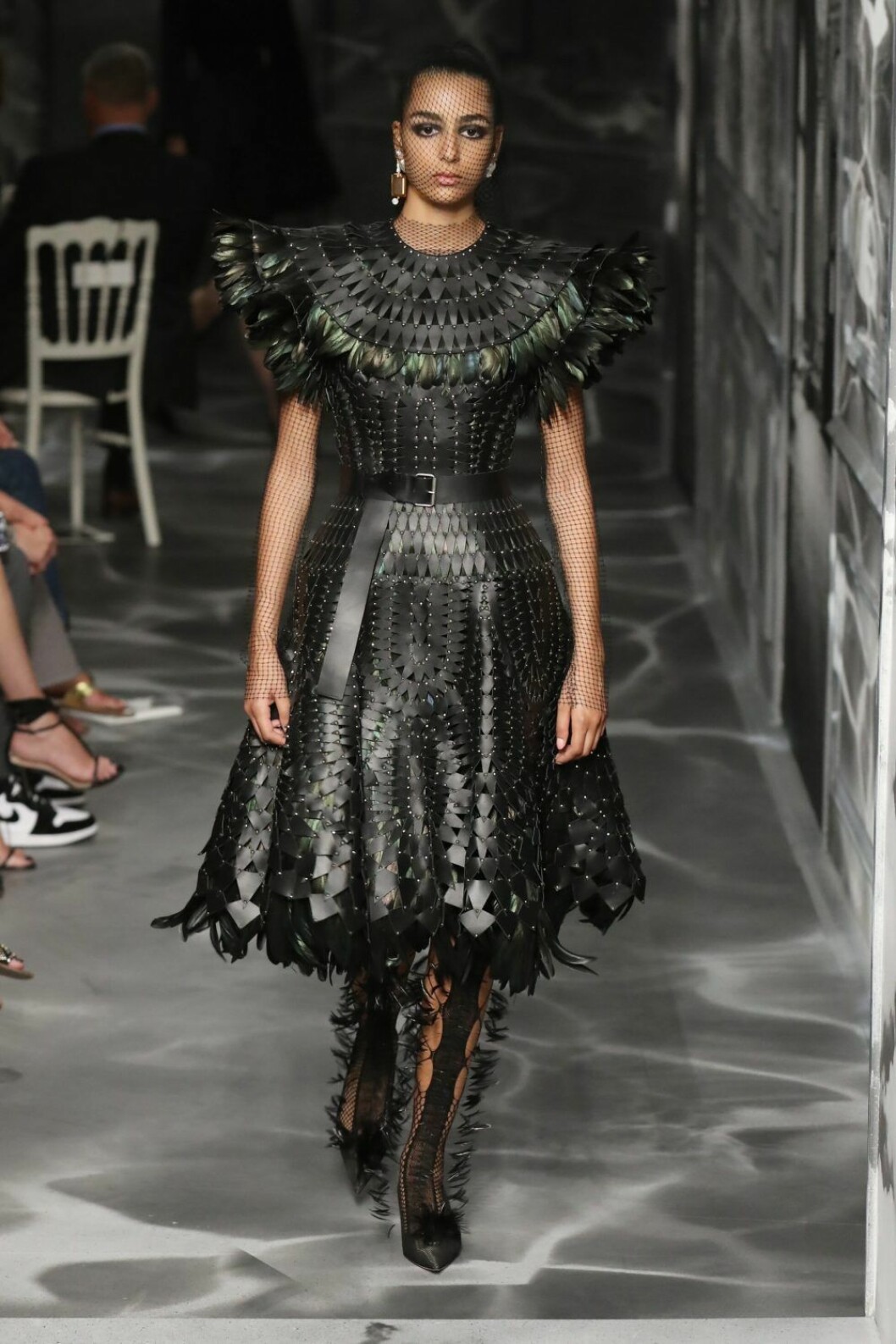 Christian Dior AW19/20, svart klänning med textur och gröna detaljer.