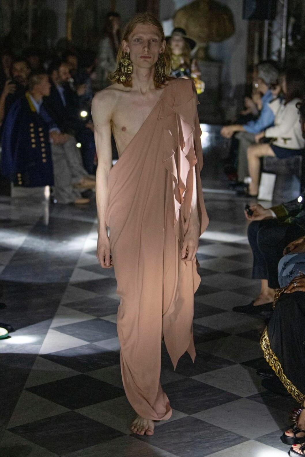 Modell i one shoulder på catwalken under Gucci 2020- cruise