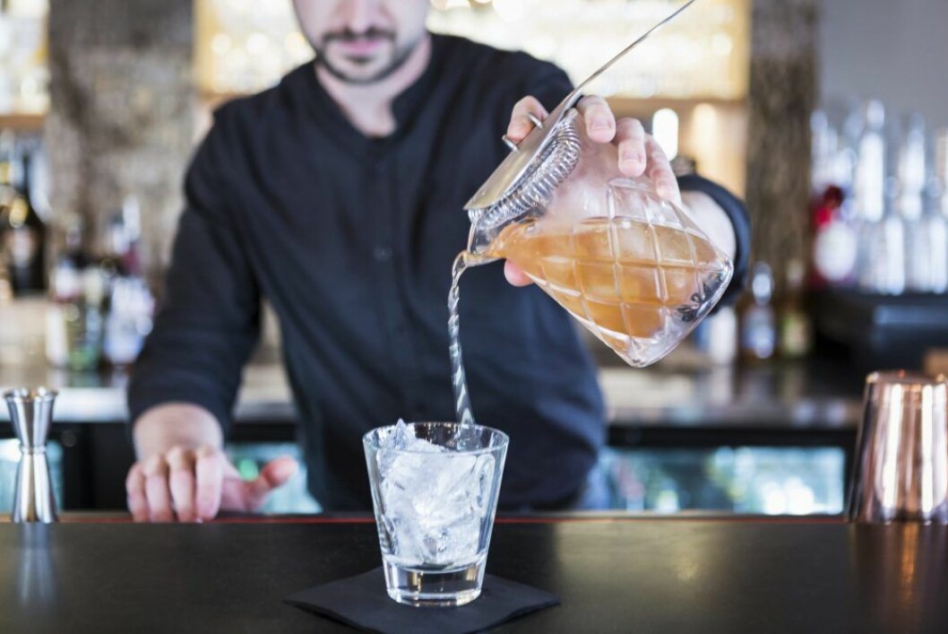 Bästa tipsen till en somrig drink. Bartender gör drinkar.