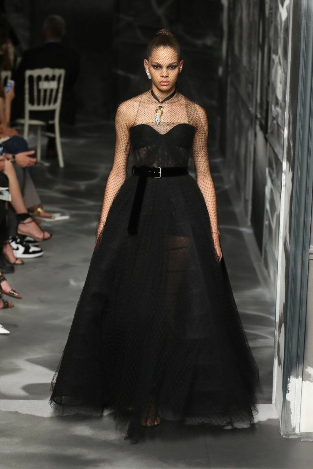 Christian Dior AW19/20, Lång voluminös klänning med bälte i midjan.