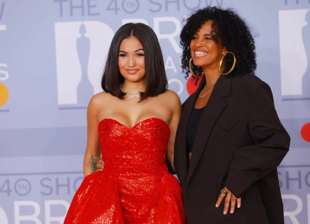 Mabel gick med mamma Neneh Cherry på Brit Awards 2020. Mabel och Neneh Cherry.
