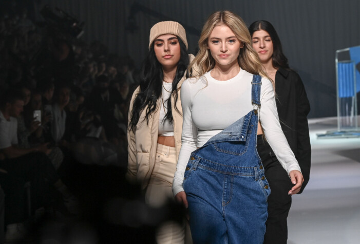 Leni Klum går numera i modellmamman Heidi Klums fotspår då hon gör karriär som fotomodell. Här på catwalken i Fashion Week Berlin i september i år. leni klum