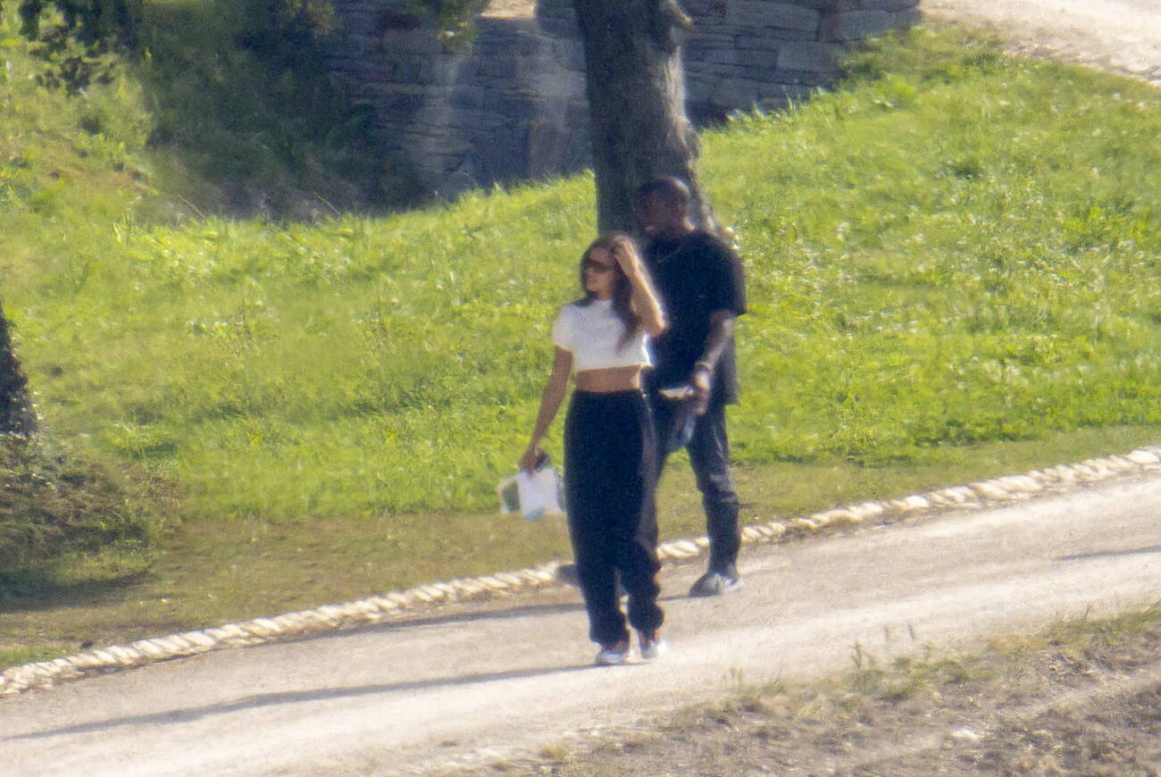 Kanye West ute på promenad med Irina Shayk.