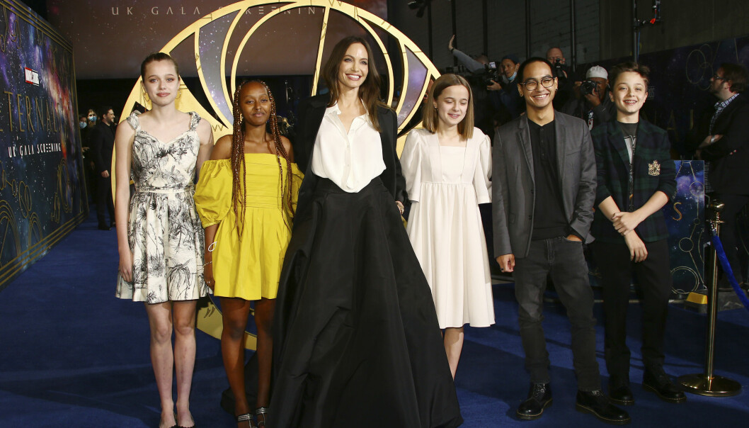 Shiloh Jolie-Pitt, Zahara Jolie-Pitt, Angelina Jolie, Vivienne Jolie-Pitt, Maddox Jolie-Pitt och Knox Jolie-Pitt. angelina jolie med barnen på röda mattan