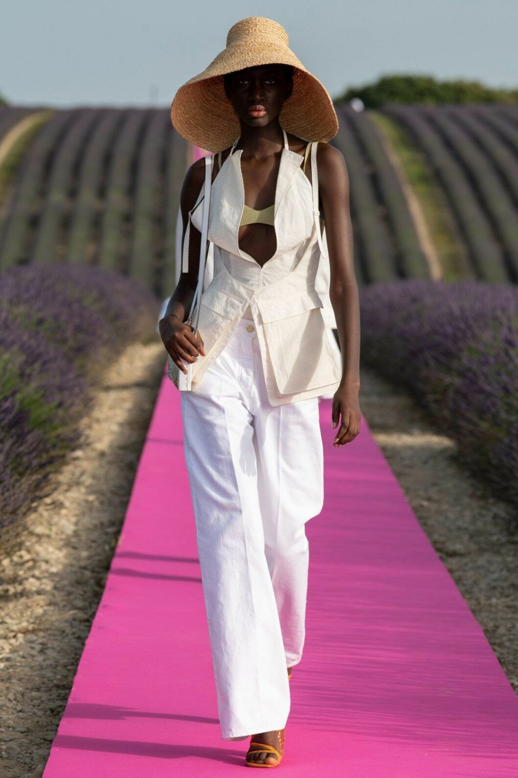 Vit look från Jacquemus SS20.