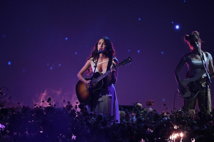 Olivia Rodrigo blev utsedd till årets nya stjärnskott, och självfallet bjöd hon på show under AMA-galan. Olivia Rodrigo
