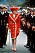 Diana i en röd 80-talsdräkt med matchande hatt under en parad i Dartmouth Naval College 1989.