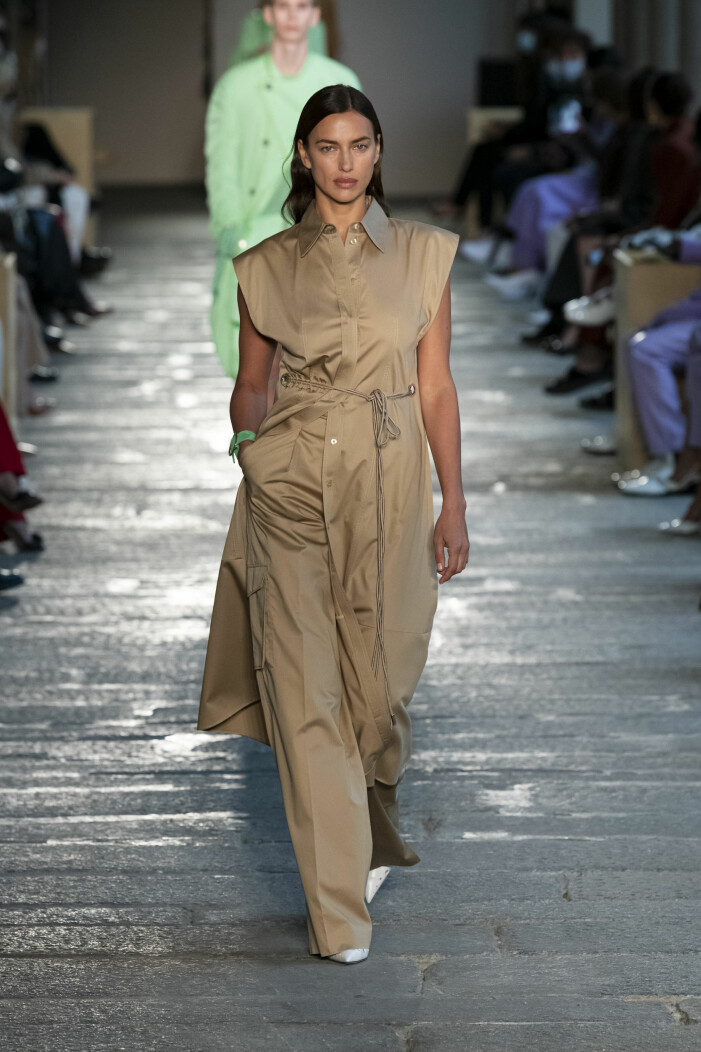 Irina Shayk gick på catwalken i toner av beige under Boss visning för våren och sommaren 2021. Irina Shayk i beige look under Boss spring summer 2021-visning