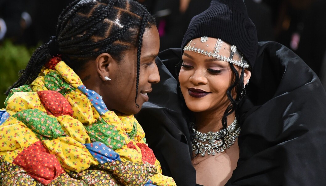 Det färgglada plädliknande skynket lät ASAP rocky snart falla till marken för att matcha sin Rihanna i svart kostym. asap rocky och rihanna på met 2021