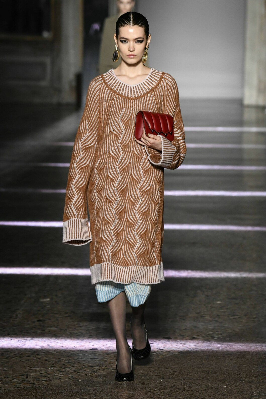 Under Milano Fashion Week såg vi en hel del stickade och mönstrade klänningar i oversize! Här av designern Marco De Vicenzo.