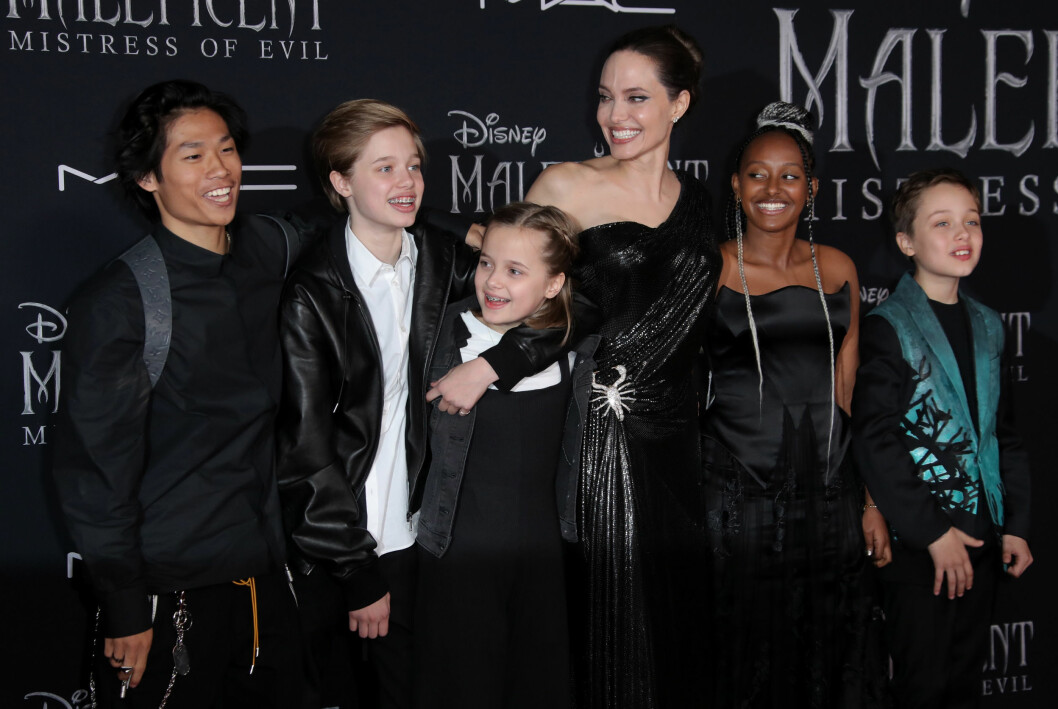 Angelina Jolie med barnen Pax, Shiloh, Vivienne, Zahara och Knox.