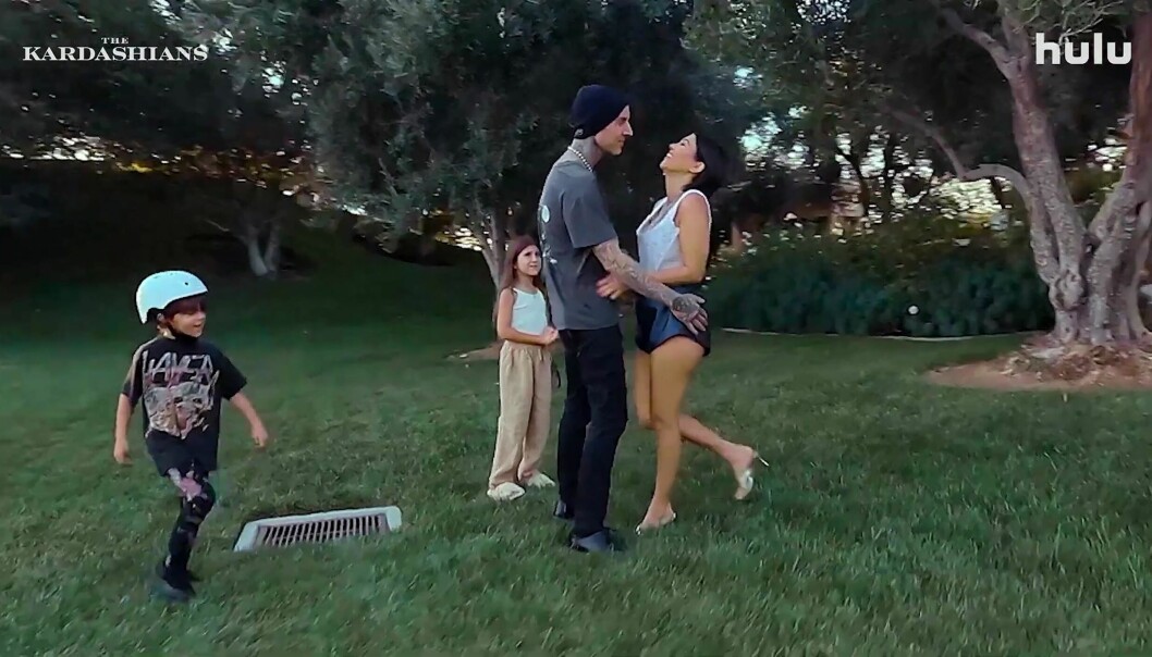 Kourtney och Travis har varit nära vänner i flera år – i första avsnittet berättar Kourtney att det var hon som tog första steget i deras romans. Kourtney Kardashian och Travis Barker i nya the Kardashians