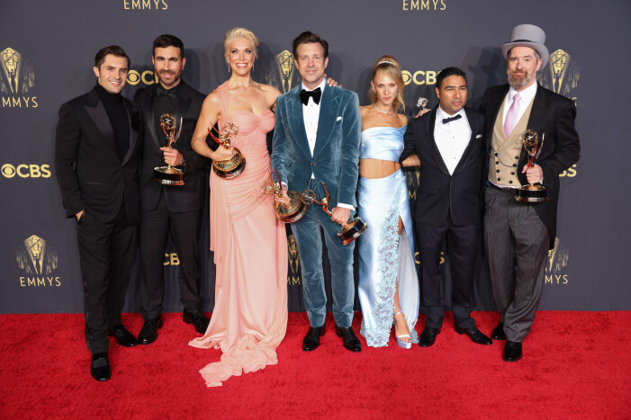 <em>Ted Lasso</em>-gänget på röda mattan: Phil Dunster, Brett Goldstein, Hannah Waddingham, Jason Sudeikis, Juno Temple, Nick Mohammed, och Brendan Hunt. ted lasso - Phil Dunster, Brett Goldstein, Hannah Waddingham, Jason Sudeikis, Juno Temple, Nick Mohammed, och Brendan Hunt.