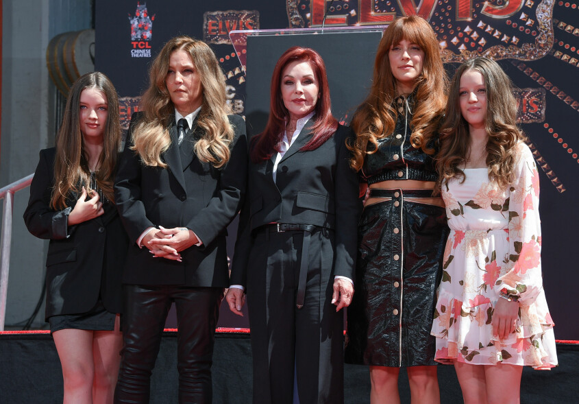Lisa Marie Presley tillsammans med sin mamma Priscilla och sina döttrar Riley, Harper och Finley. Lisa Marie Presley tillsammans med sin mamma Priscilla och sina döttrar Riley, Harper och Finley.