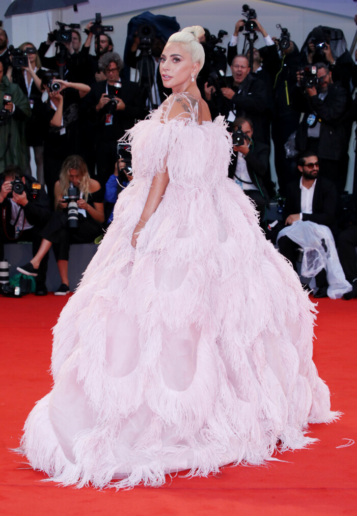 Den ikoniska fjäderklänningen från Valentino som Lady Gaga bar på 'A Star is Born' -premiären i Venedig. LAdy Gaga Valentino.