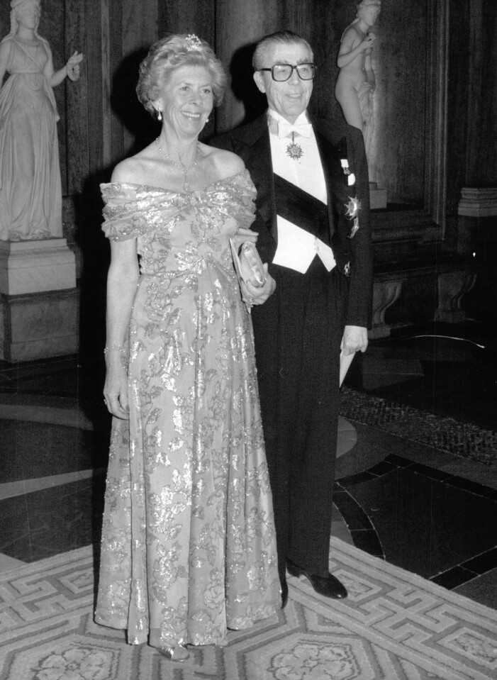 Greve Carl Johan Bernadotte och hans hustru Gunilla Bussler på kungamiddagen på Stockholms slott 1989. Greve Carl Johan Bernadotte och hans hustru Gunilla Bussler på kungamiddagen på Stockholms slott 1989.