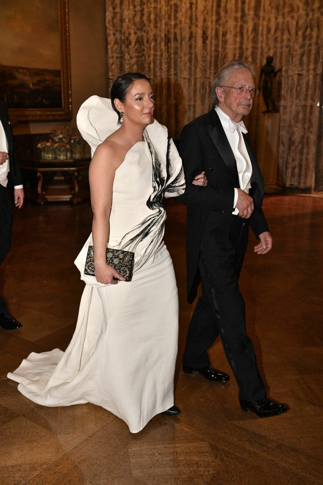 Forskningsminister Matilda Ernkrans med accessoarer i guld och svart.
