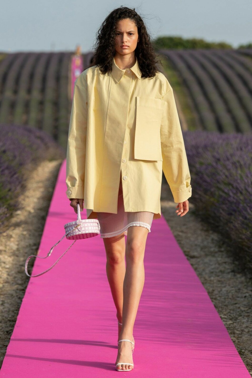 Gul jacka och rund miniväska från Jacquemus SS20.