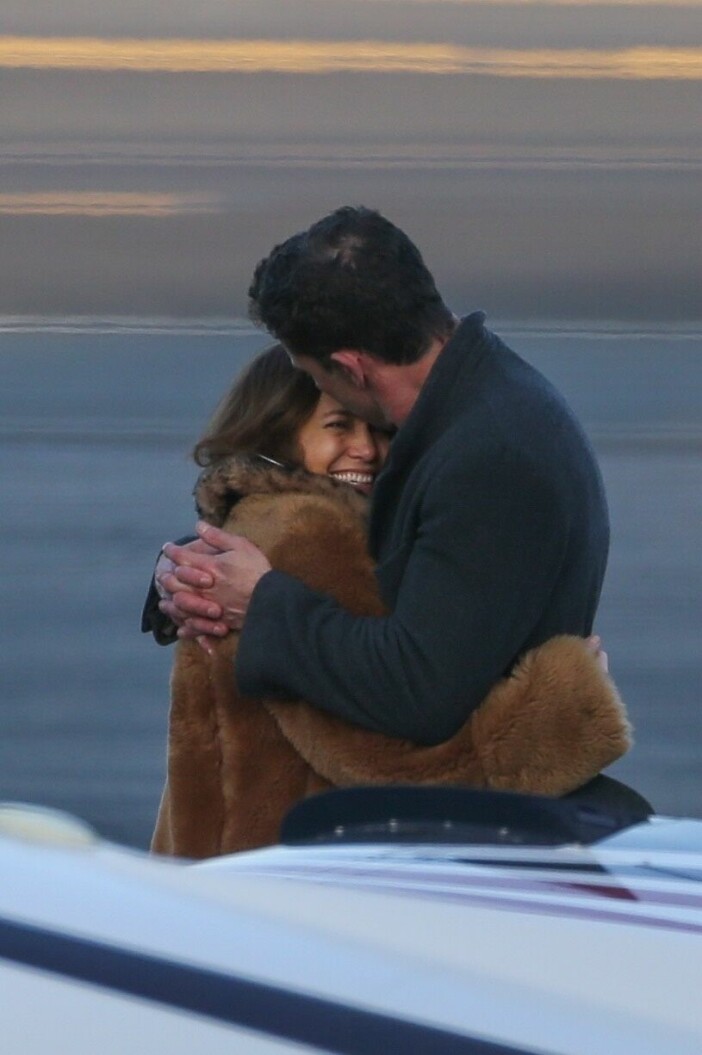 Jennifer Lopez och Ben Affleck kramas