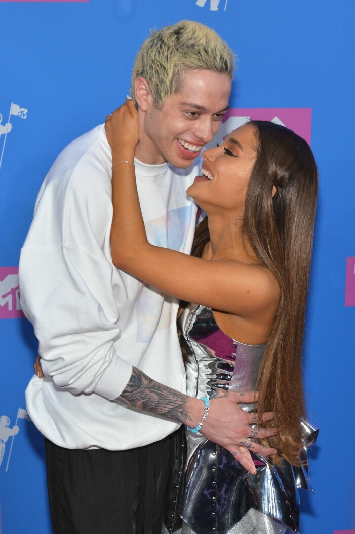Pete Davidson och Ariana Grande var förlovade, och i samma veva som hon släppte sin låt <em>Thank U, Next</em>, där Petes namn förekommer, så annonserade paret att de beslutat sig för att bryta upp. Pete Davidson och Ariana Grande