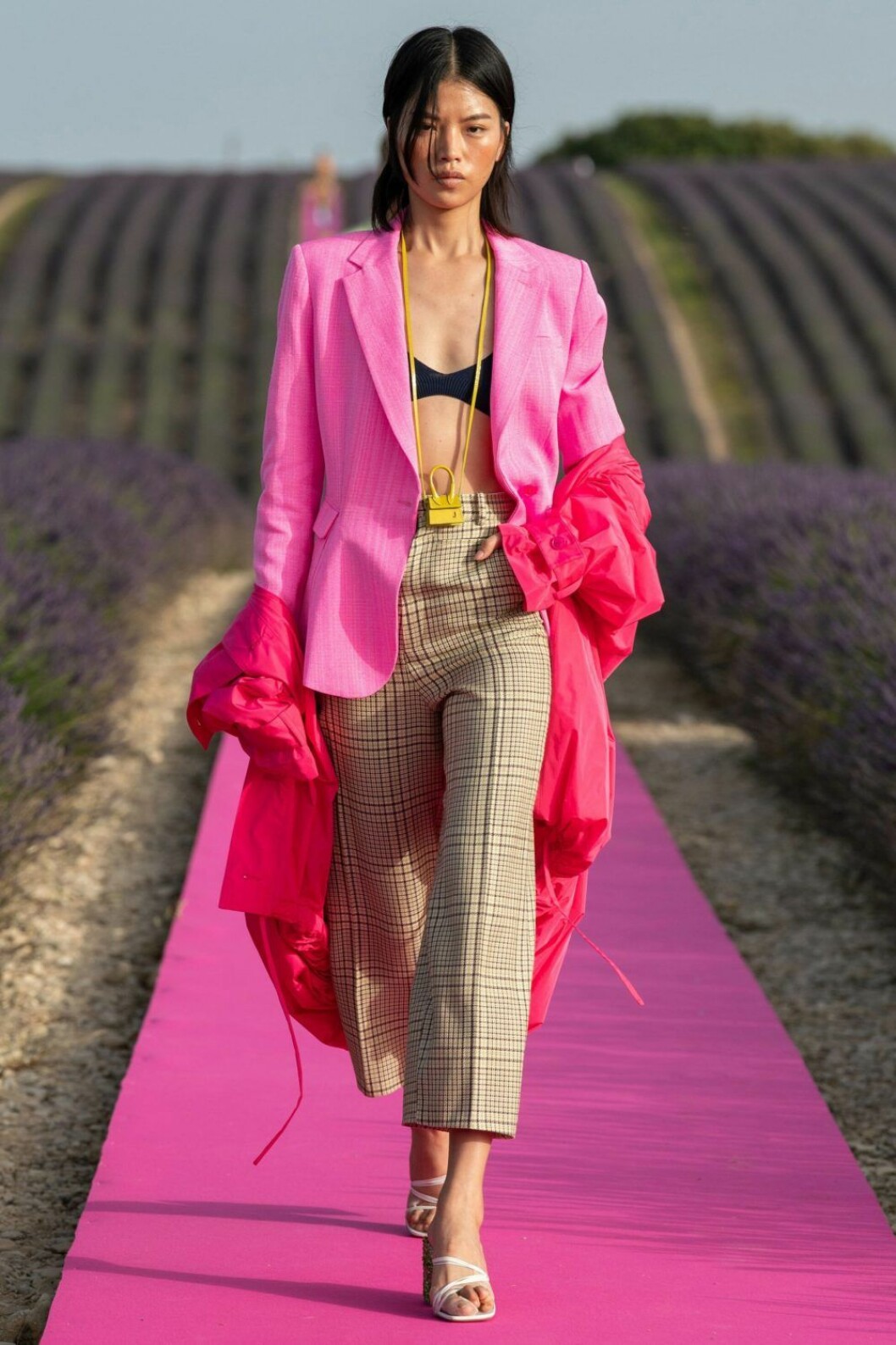 Rosa kavaj och gul miniväska från Jacquemus SS20.