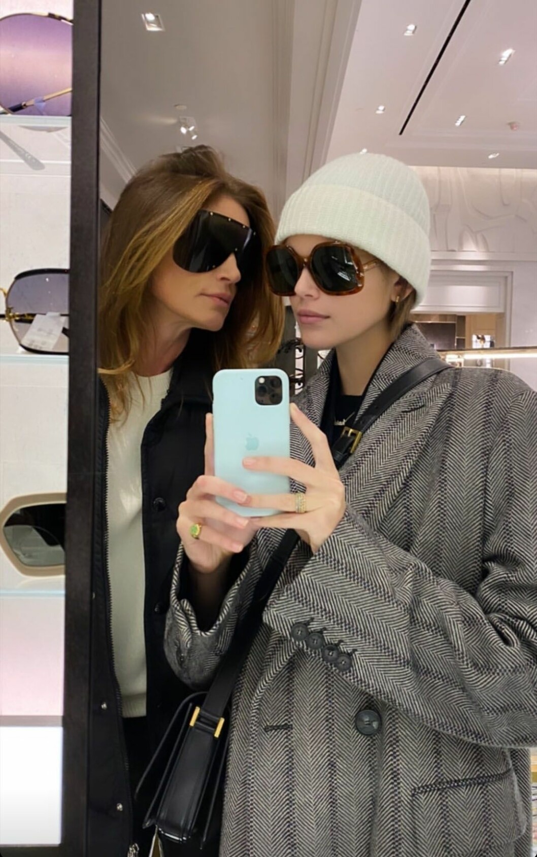Instagram-selfie med mamma Cindy 2020. Kaia Gerber.
