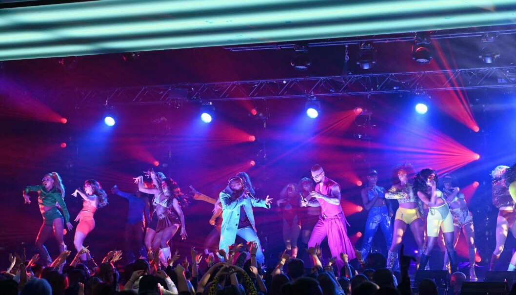 Den colombianska sångare och låtskrivaren (i rosa) uppträder med låten "MAMA TETEMA", som också blev låtens världspremiär. Maluma, som vann pris för "Best Latin”, tog med sig värmen till galan när han framträdde med sin nya singel "MAMA TETEMA