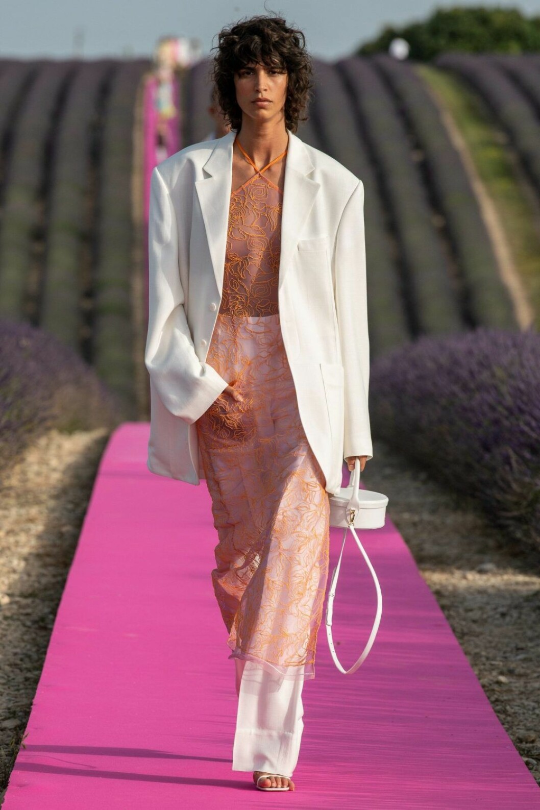 Vit kavaj och spetsklänning från Jacquemus SS20.