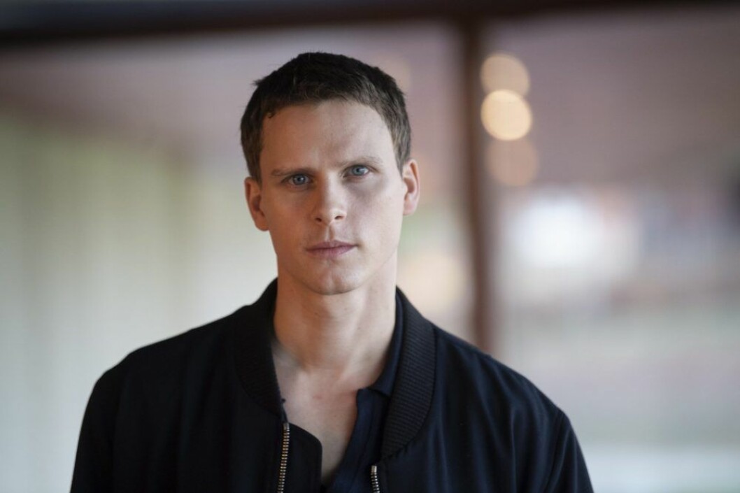 Adam Pålsson spelar Kurt Wallander. Adam Pålsson spelar Kurt Wallander.