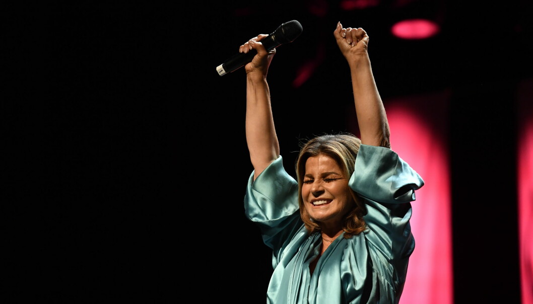 Carola jublar även här under den officiella invigningen av Stockholm Pride på Södra Teatern i Stockholm sommaren 2021.
