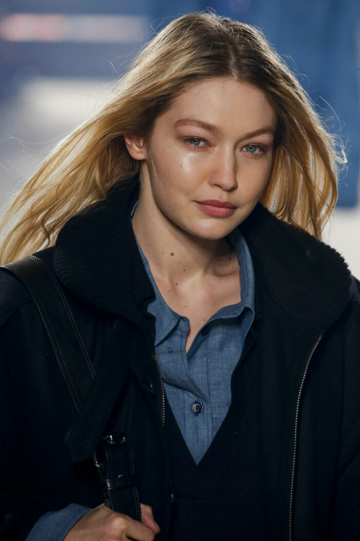 Gigi Hadid i sin klassiska hårfärg i början av mars i år, under Isabel Marants visning under modeveckan i Paris.