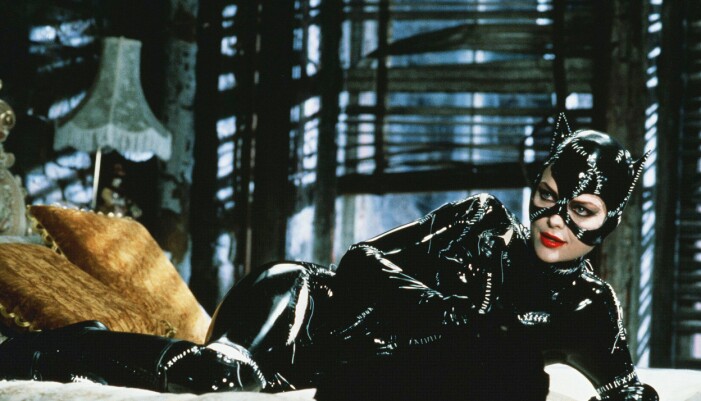Michelle Pfeiffer kråmar sig i Batman Returns - 1992.