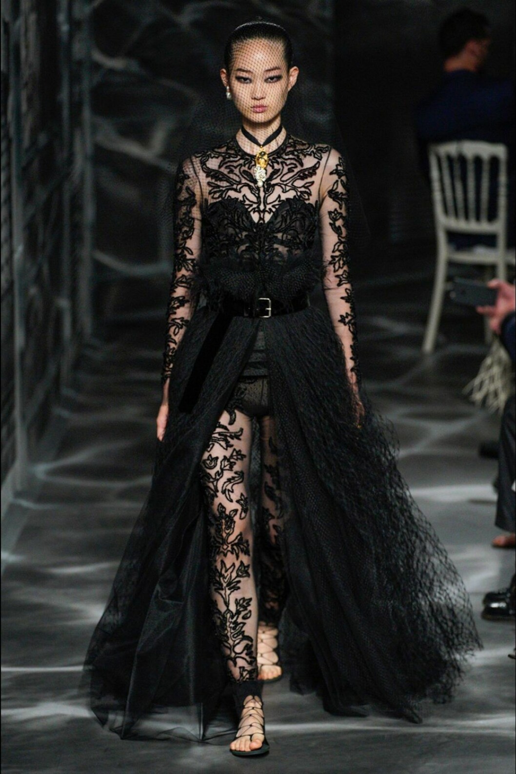 Christian Dior AW19/20 helsvart look med spetsdetaljer.